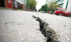 “路塌榻”、“路补补”现象公路工程监理和施工单位需反省