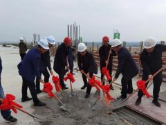 芮城县领导一行出席通用机场项目综合业务用房封顶仪式